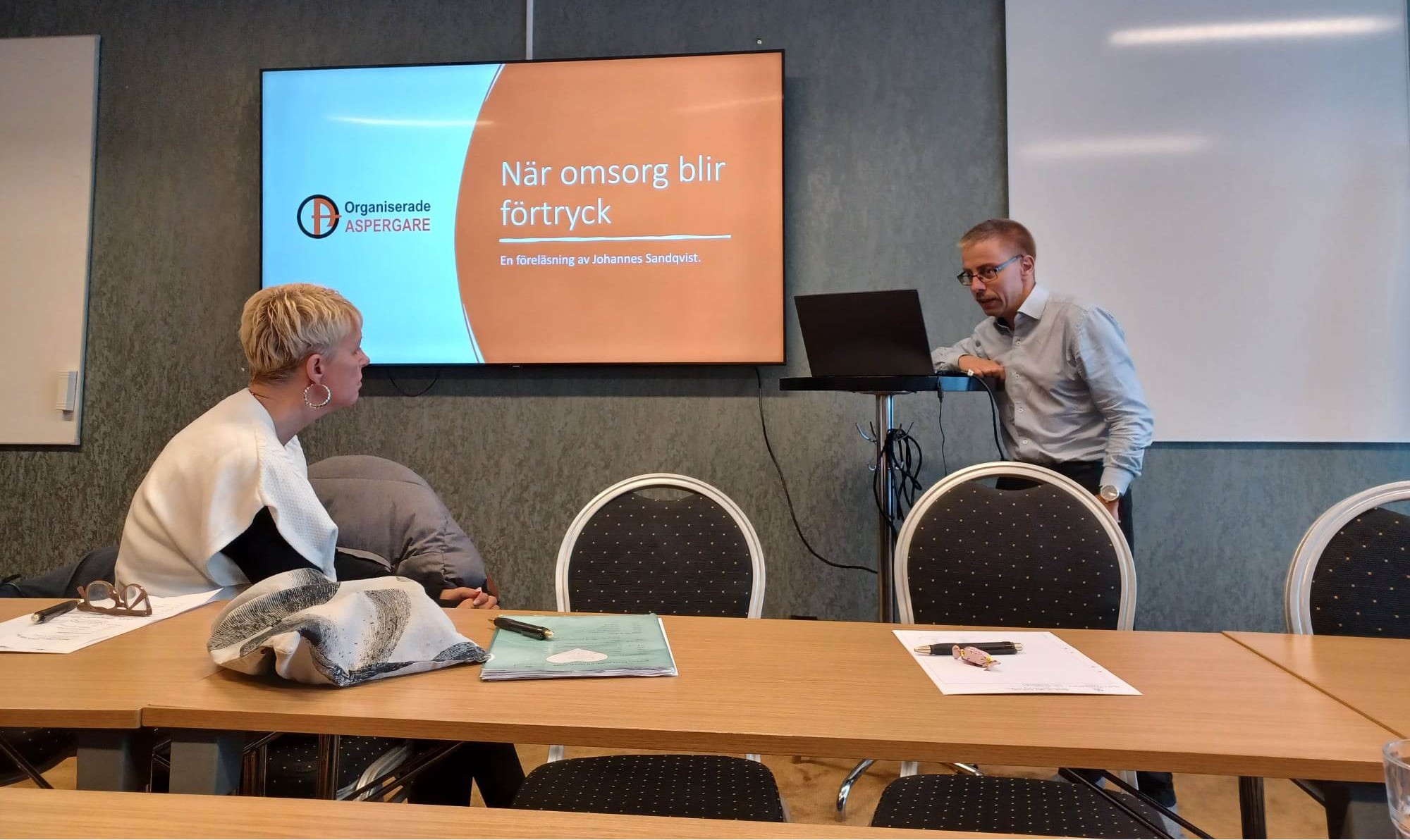 Johannes Sandqvist föreläser om ”När omsorg blir förtryck”.<br />
